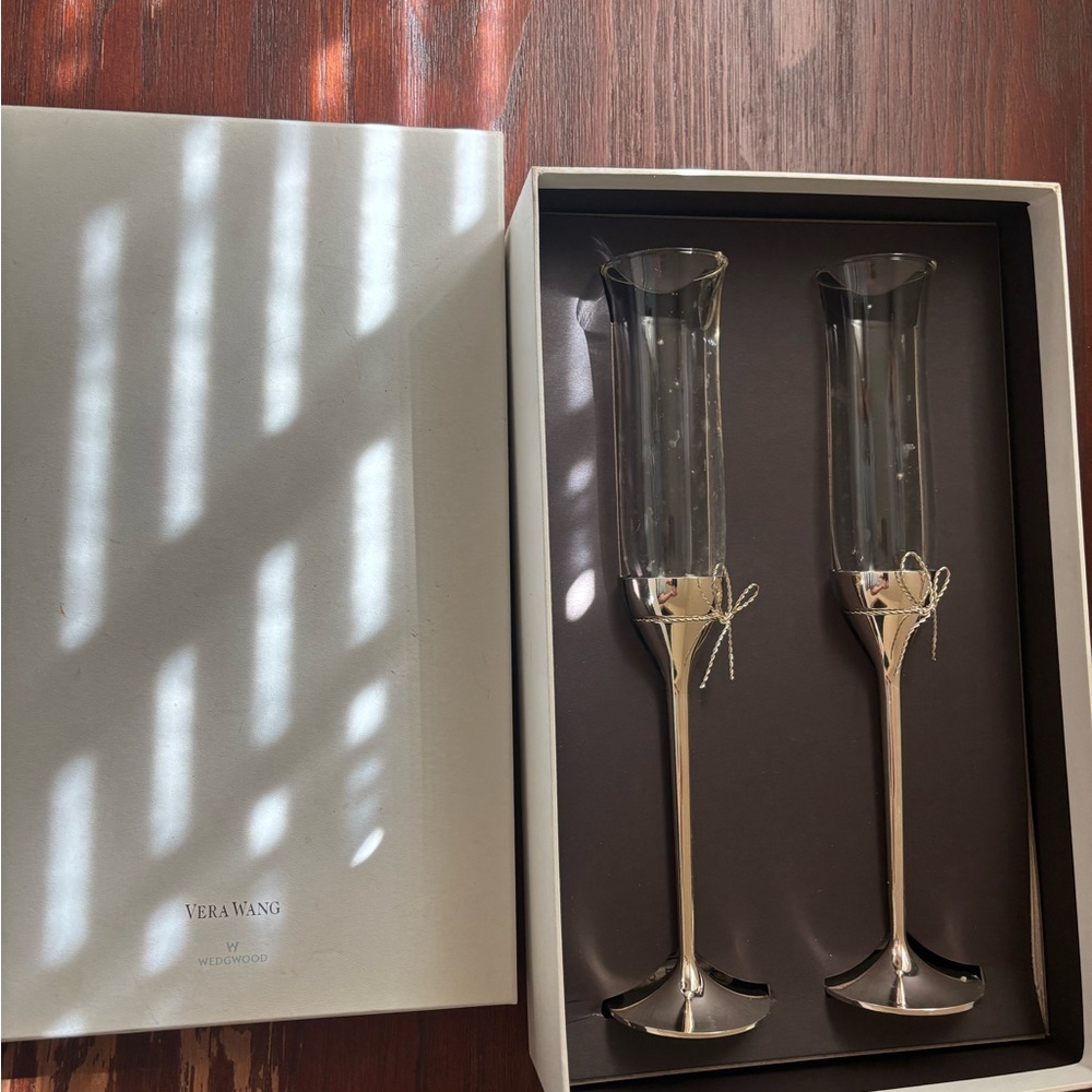 Vera Wang Wedgwood love knots toasting flutes  set of 2